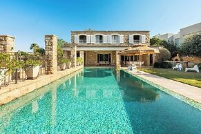 The Stone-age Palace by Sea N' Rent