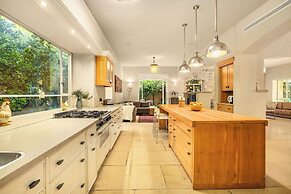 The Stone-age Palace by Sea N' Rent