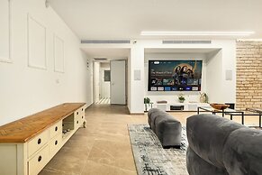 The Stone-age Palace by Sea N' Rent