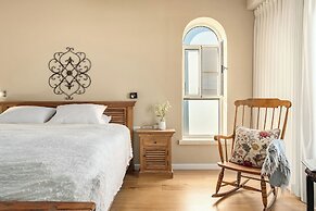 The Stone-age Palace by Sea N' Rent