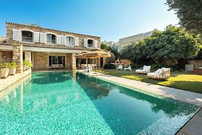 The Stone-age Palace by Sea N' Rent