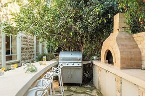 The Stone-age Palace by Sea N' Rent