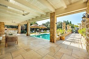 The Stone-age Palace by Sea N' Rent