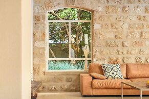 The Stone-age Palace by Sea N' Rent