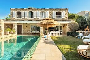 The Stone-age Palace by Sea N' Rent