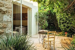 The Stone-age Palace by Sea N' Rent