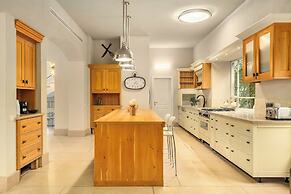 The Stone-age Palace by Sea N' Rent