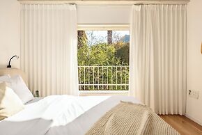 The Stone-age Palace by Sea N' Rent