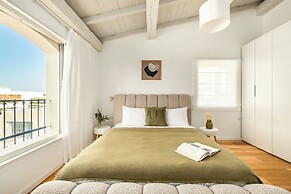 The Stone-age Palace by Sea N' Rent