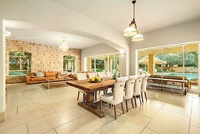 The Stone-age Palace by Sea N' Rent