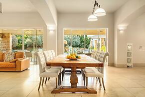 The Stone-age Palace by Sea N' Rent