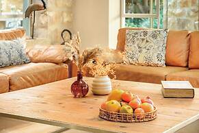 The Stone-age Palace by Sea N' Rent