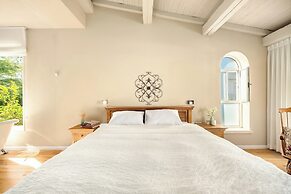 The Stone-age Palace by Sea N' Rent