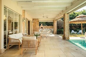 The Stone-age Palace by Sea N' Rent