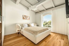 The Stone-age Palace by Sea N' Rent