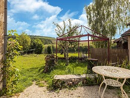 Cottage With Independent Studio in Molesme