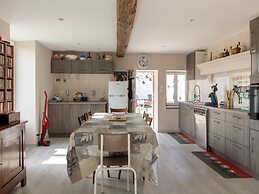 Cottage With Independent Studio in Molesme