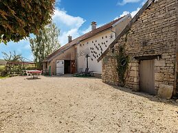 Cottage With Independent Studio in Molesme