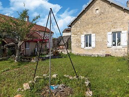 Cottage With Independent Studio in Molesme