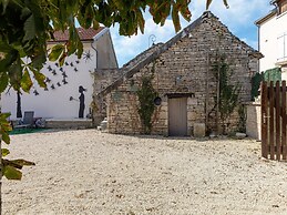 Cottage With Independent Studio in Molesme