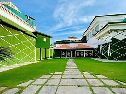 B8 HOTEL
