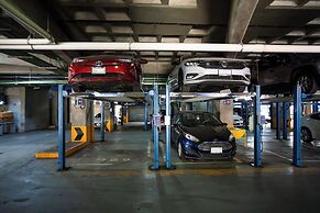 Chic Condo with Gym & Private Roof