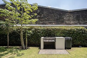 Chic Condo with Gym & Private Roof