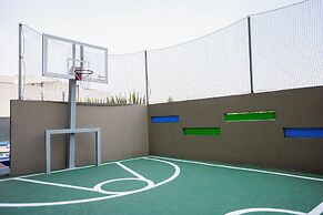 Chic Condo with Gym & Private Roof