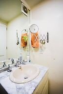 Chic Condo with Gym & Private Roof