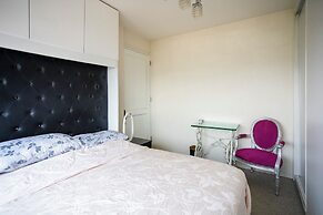 Chic Condo with Gym & Private Roof