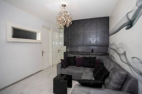 Chic Condo with Gym & Private Roof