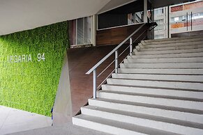 Chic Condo with Gym & Private Roof