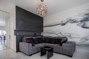 Chic Condo with Gym & Private Roof