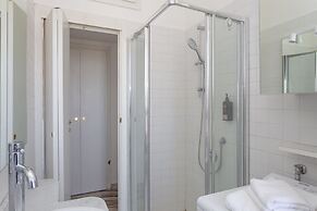 Skyline view Biancamano 1 bdr with balcony by Rentopolis