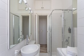 Skyline view Biancamano 1 bdr with balcony by Rentopolis