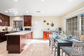 Luxury Estate With Sparkling Pool Elegant Amenities