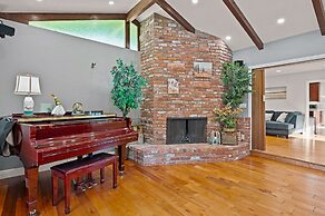 Luxury Estate With Sparkling Pool Elegant Amenities