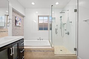 Luxury Estate With Sparkling Pool Elegant Amenities