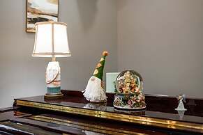 Luxury Estate With Sparkling Pool Elegant Amenities