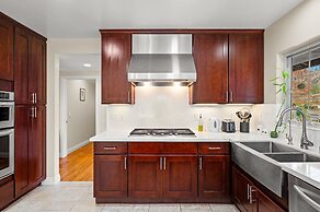 Luxury Estate With Sparkling Pool Elegant Amenities