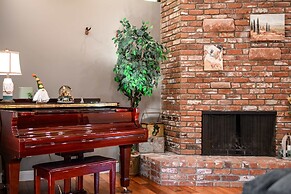 Luxury Estate With Sparkling Pool Elegant Amenities