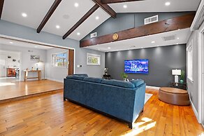 Luxury Estate With Sparkling Pool Elegant Amenities