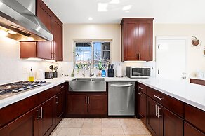 Luxury Estate With Sparkling Pool Elegant Amenities