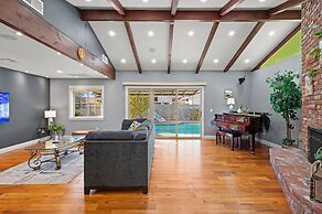 Luxury Estate With Sparkling Pool Elegant Amenities