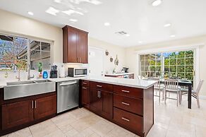 Luxury Estate With Sparkling Pool Elegant Amenities