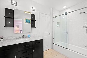 Luxury Estate With Sparkling Pool Elegant Amenities