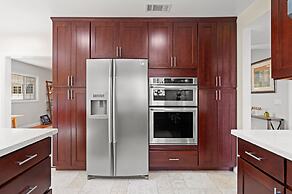 Luxury Estate With Sparkling Pool Elegant Amenities