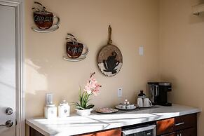 Luxury Estate With Sparkling Pool Elegant Amenities