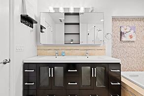 Luxury Estate With Sparkling Pool Elegant Amenities