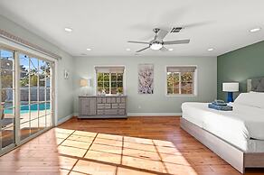 Luxury Estate With Sparkling Pool Elegant Amenities